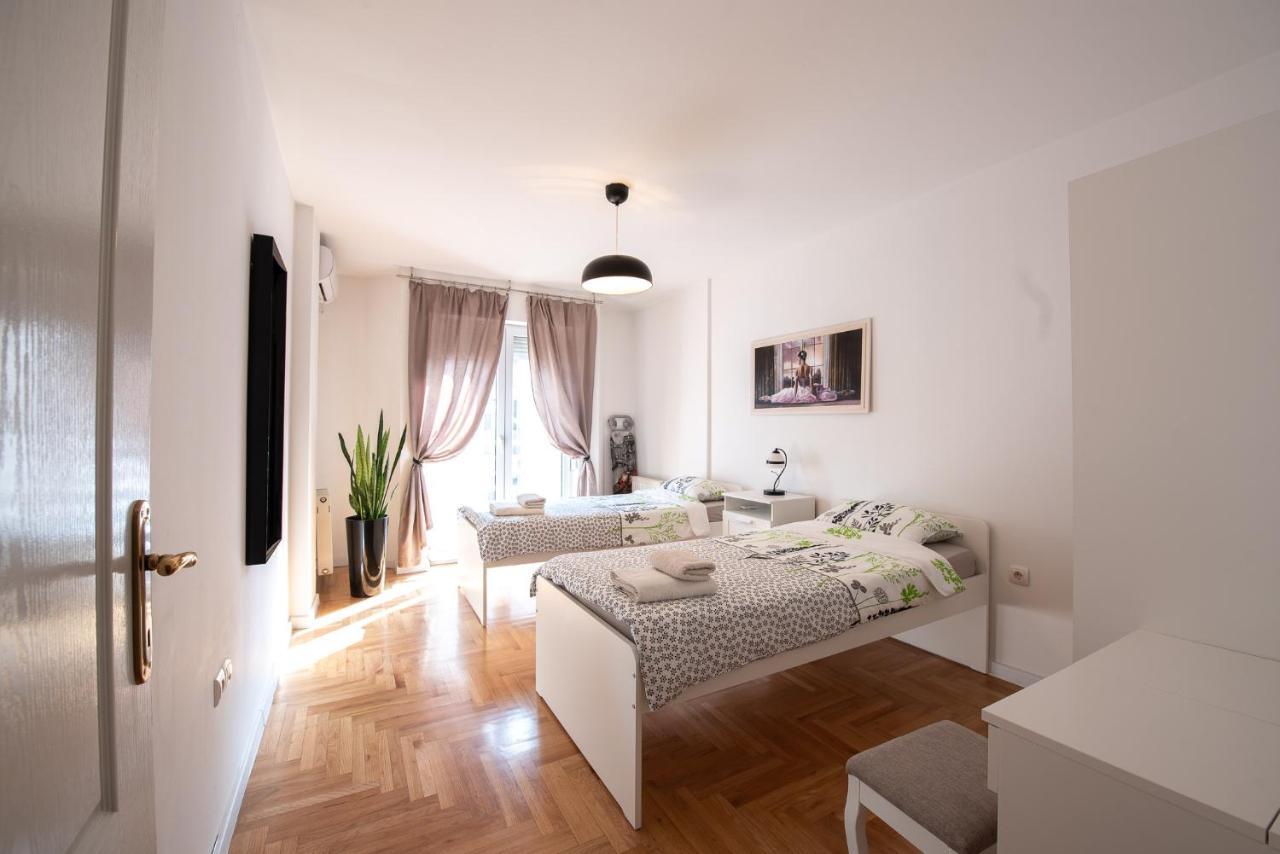 Ema Central Apartment Novi Sad Bagian luar foto